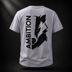 Rückseite des lavendelfarbenen Ambition Badger Organic T-Shirts mit schwarzer Badgergrafik und vertikalem AMBITION-Schriftzug im dunklen Studiolicht
