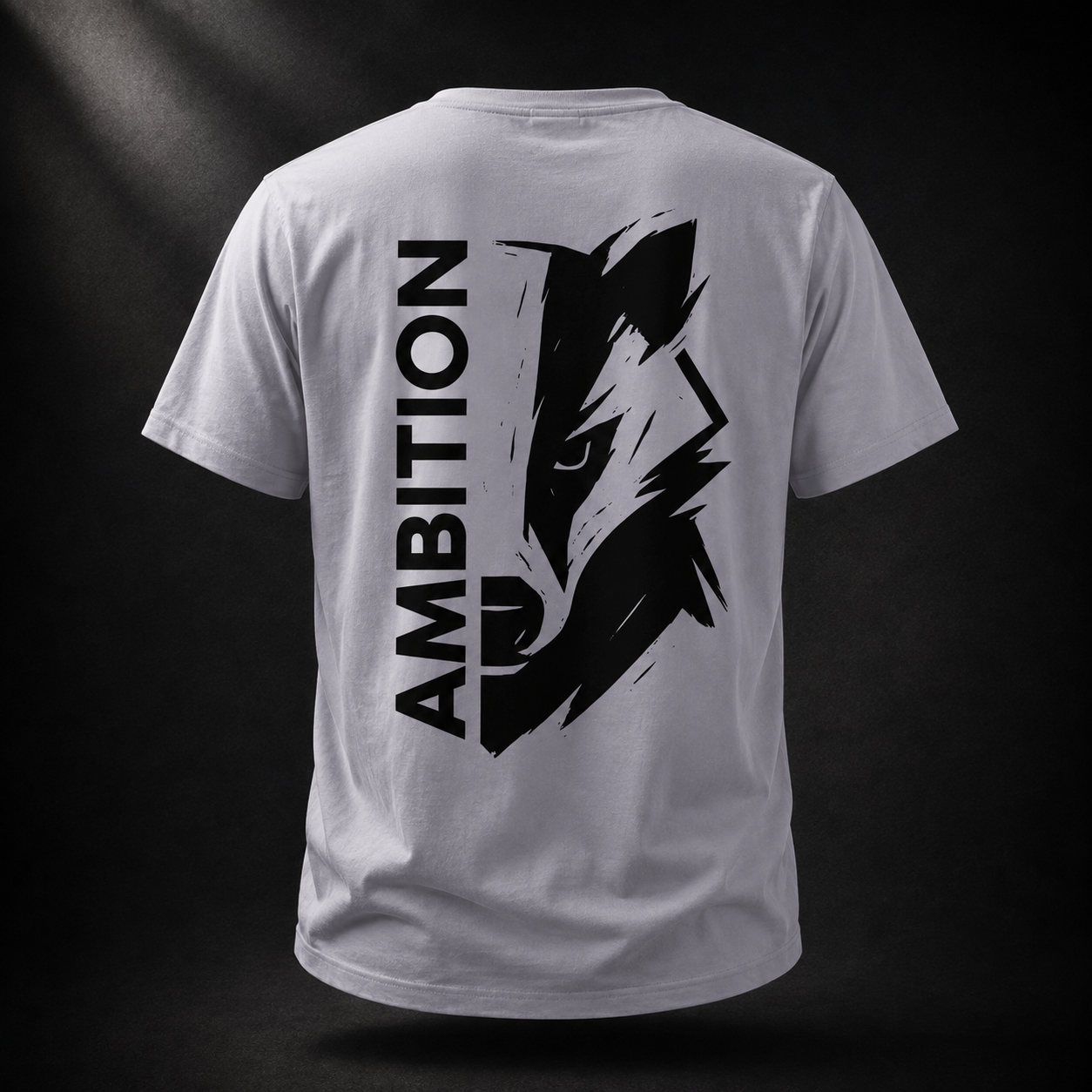 Rückseite des lavendelfarbenen Ambition Badger Organic T-Shirts mit schwarzer Badgergrafik und vertikalem AMBITION-Schriftzug im dunklen Studiolicht
