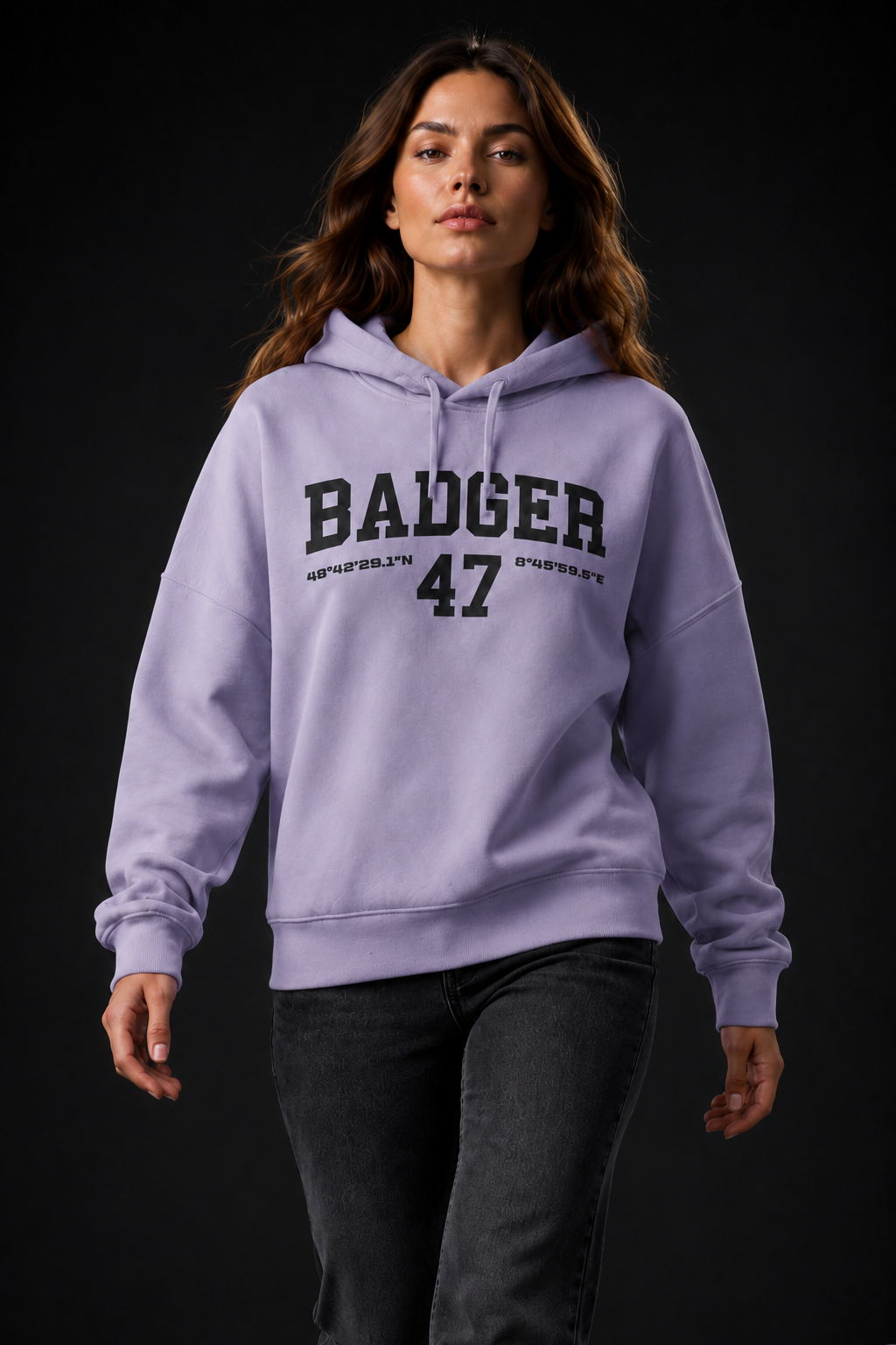 Frauenmodel im BADGER 47 Hoodie in Lavender in einer dynamischen Schrittpose
