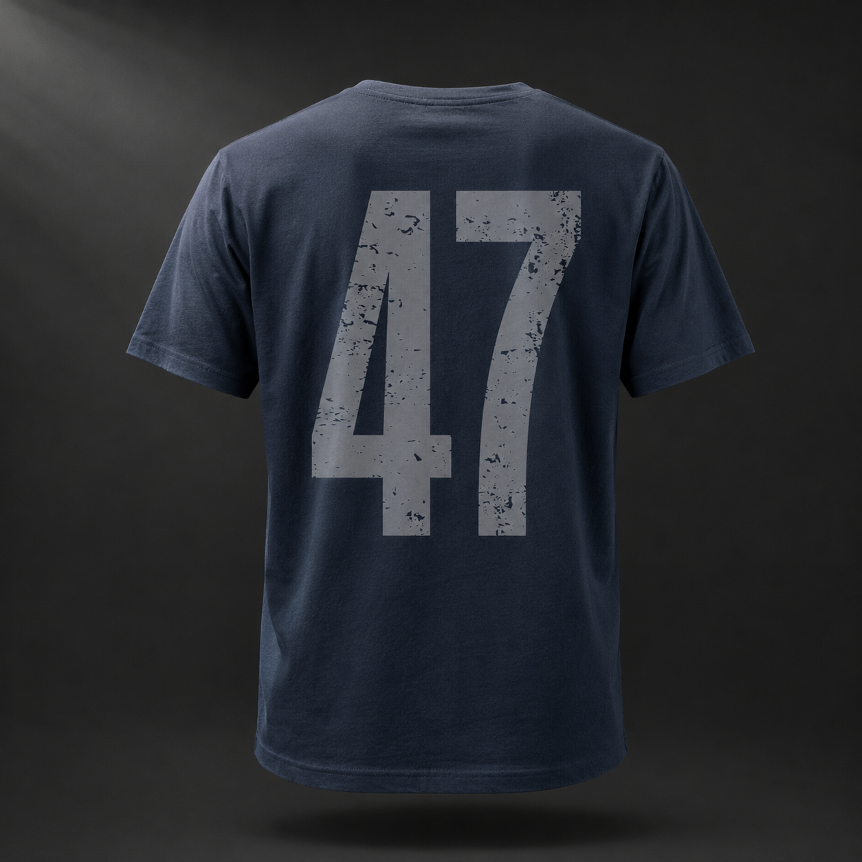 Rückseite des dunkelblau-grauen Badger 47 Distressed Organic T-Shirts mit großem verwittertem 47-Print im dunklen Studiolicht