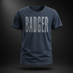 Dunkelblau-graues Badger 47 Distressed Organic T-Shirt in normaler Passform mit großem grauem BADGER-Print auf der Vorderseite