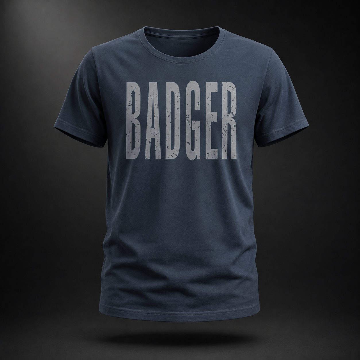 Dunkelblau-graues Badger 47 Distressed Organic T-Shirt in normaler Passform mit großem grauem BADGER-Print auf der Vorderseite