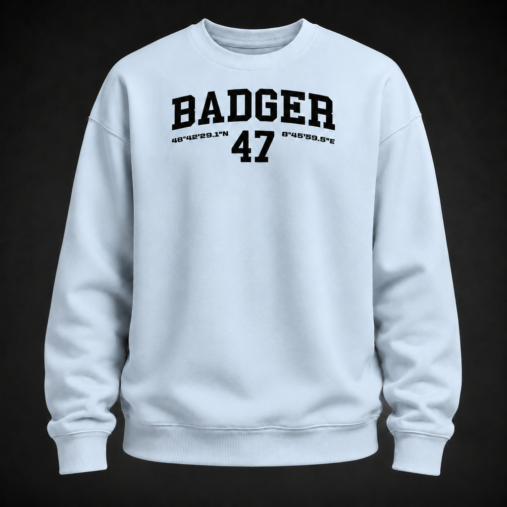 Oversize Sweatshirt in Blue Ice mit schwarzem BADGER-47-Print, frontal als Ghost-Mannequin vor dunklem Studiohintergrund dargestellt.