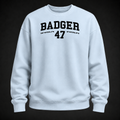 Oversize Sweatshirt in Blue Ice mit schwarzem BADGER-47-Print, frontal als Ghost-Mannequin vor dunklem Studiohintergrund dargestellt.