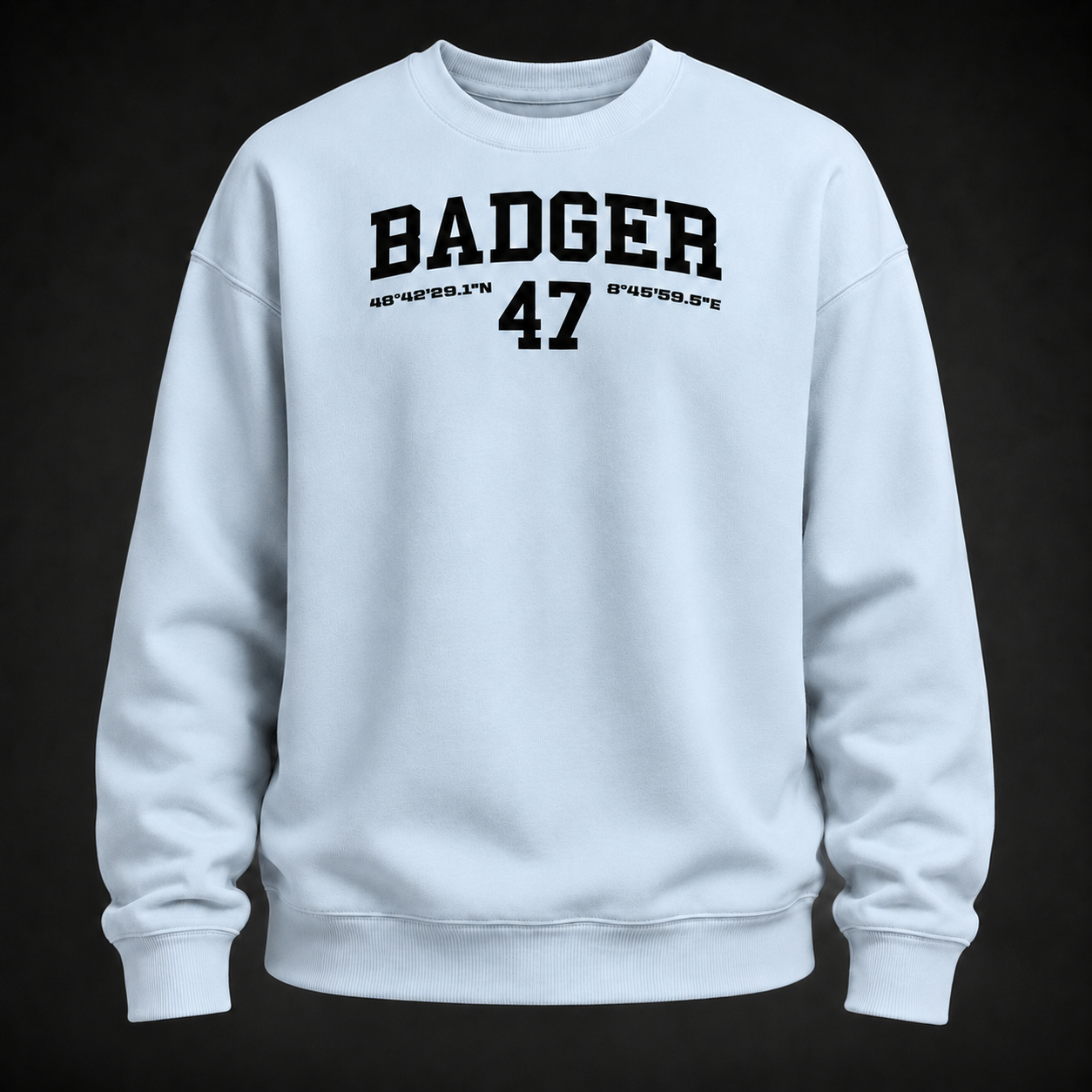 Oversize Sweatshirt in Blue Ice mit schwarzem BADGER-47-Print, frontal als Ghost-Mannequin vor dunklem Studiohintergrund dargestellt.