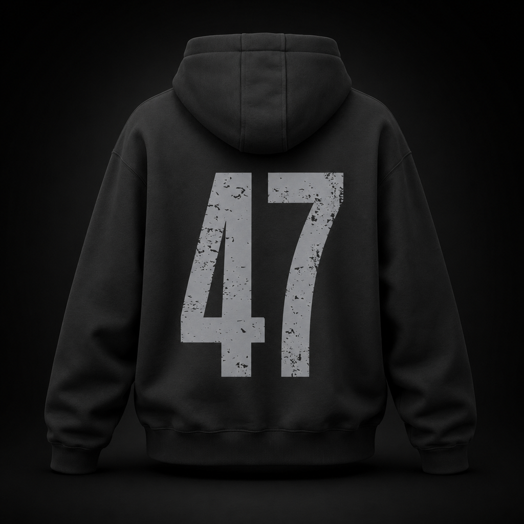 Rückansicht eines schwarzen Oversized Hoodies mit großem distressed 47 Print