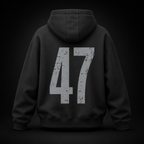 Rückansicht eines schwarzen Oversized Hoodies mit großem distressed 47 Print