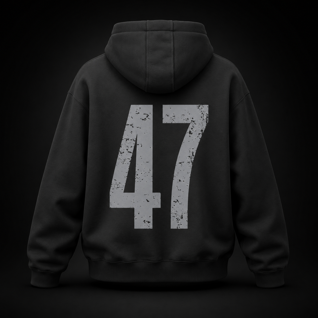 Rückansicht eines schwarzen Oversized Hoodies mit großem distressed 47 Print