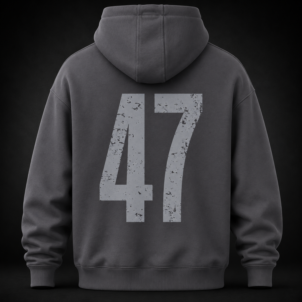 Rückansicht eines Oversized Hoodies in Magnet mit großem distressed 47 Print
