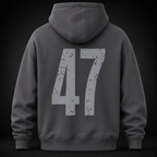 Rückansicht eines Oversized Hoodies in Magnet mit großem distressed 47 Print