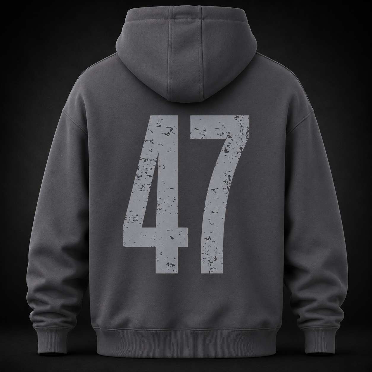 Rückansicht eines Oversized Hoodies in Magnet mit großem distressed 47 Print