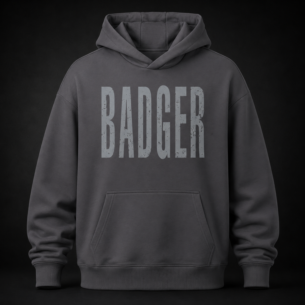 Oversized Hoodie in der Farbe Magnet mit distressed BADGER Schriftzug auf der Vorderseite