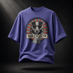 Violettes Badger 47 Oversized T-Shirt in der Farbe Dusk mit Vintage-Dachs-Grafik im dunklen Studiolicht