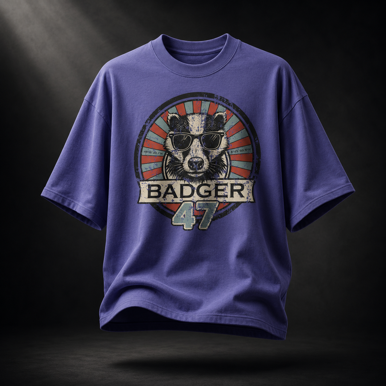 Violettes Badger 47 Oversized T-Shirt in der Farbe Dusk mit Vintage-Dachs-Grafik im dunklen Studiolicht