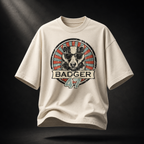 Naturfarbenes Badger 47 Oversized T-Shirt in Natural Raw mit Vintage-Dachs-Grafik vor dunklem Studiohintergrund
