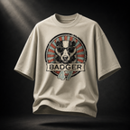Beigefarbenes Badger 47 Oversized T-Shirt in Stone mit Vintage-Dachs-Grafik im dramatischen Studiolicht
