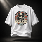 Weißes Badger 47 Oversized T-Shirt mit Vintage-Dachs-Grafik, schwebend vor anthrazitfarbenem Studiohintergrund