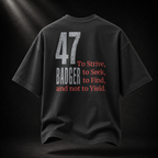 Rückseite des schwarzen Badger 47 Strive Oversized T-Shirts mit grauem 47-BADGER-Print und rotem Motivationszitat
