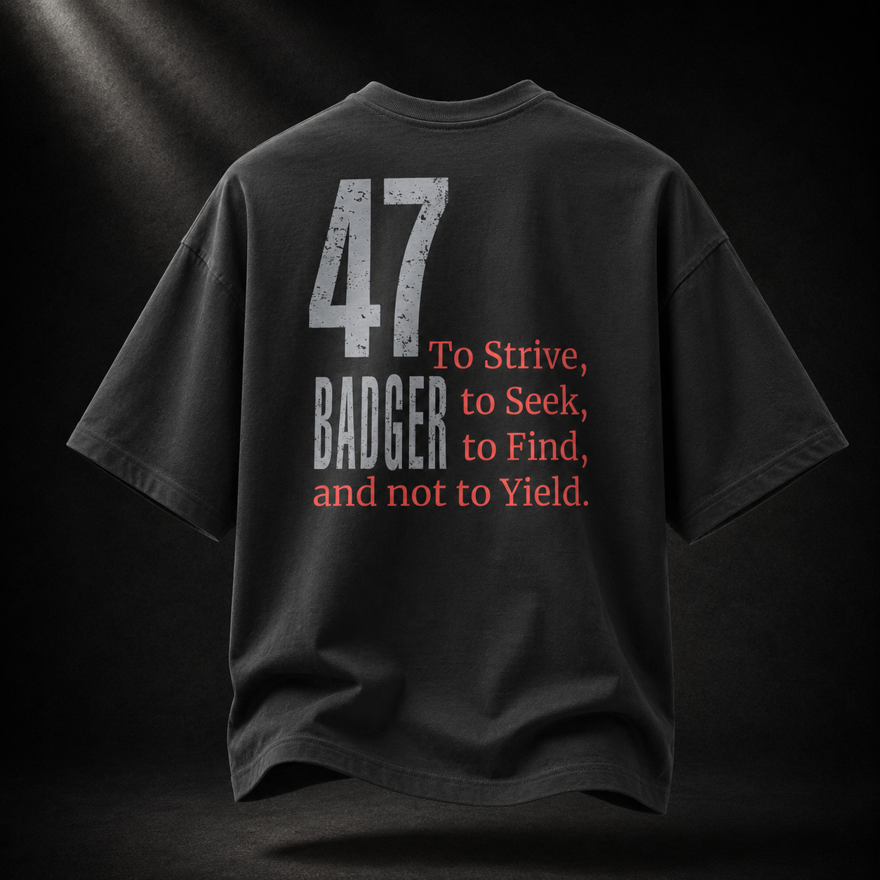 Rückseite des schwarzen Badger 47 Strive Oversized T-Shirts mit grauem 47-BADGER-Print und rotem Motivationszitat
