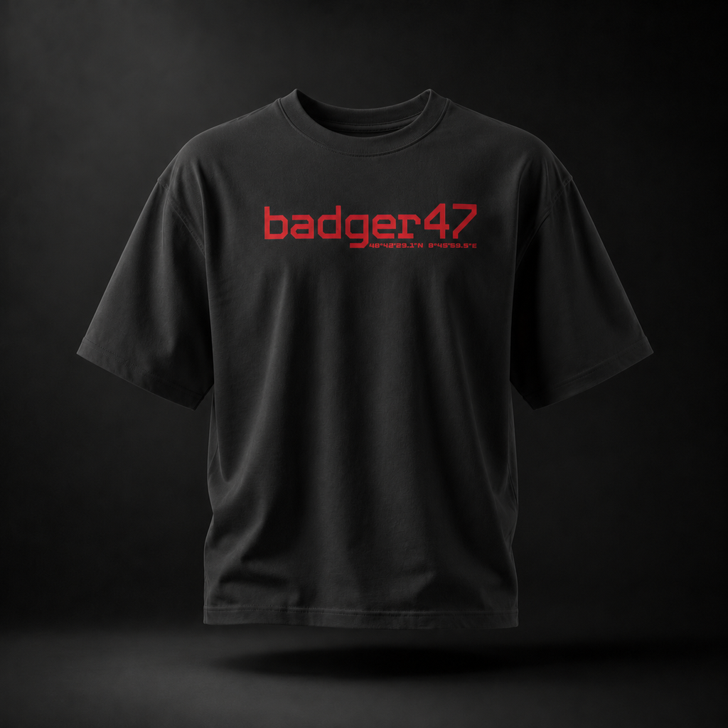 Schwarzes Badger 47 Strive Oversized T-Shirt mit rotem Logo-Print auf der Vorderseite und natürlichem Faltenwurf
