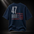 Rückseite des navyblauen Badger 47 Strive Oversized T-Shirts mit grauer 47, BADGER-Schriftzug und rotem Never-Yield-Zitat
