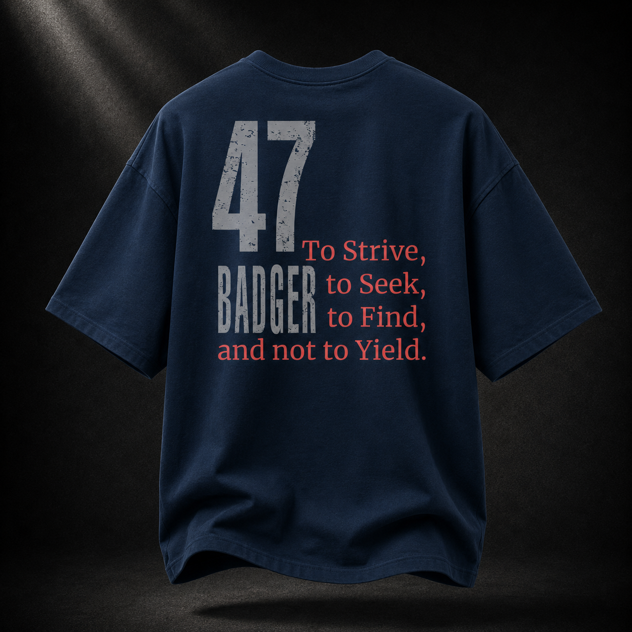 Rückseite des navyblauen Badger 47 Strive Oversized T-Shirts mit grauer 47, BADGER-Schriftzug und rotem Never-Yield-Zitat
