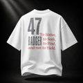 Rückseite des weißen Badger 47 Strive Oversized T-Shirts mit grauer 47, BADGER-Schriftzug und rotem Never-Yield-Zitat
