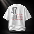 Rückseite des weißen Badger 47 Strive Oversized T-Shirts mit grauer 47, BADGER-Schriftzug und rotem Never-Yield-Zitat
