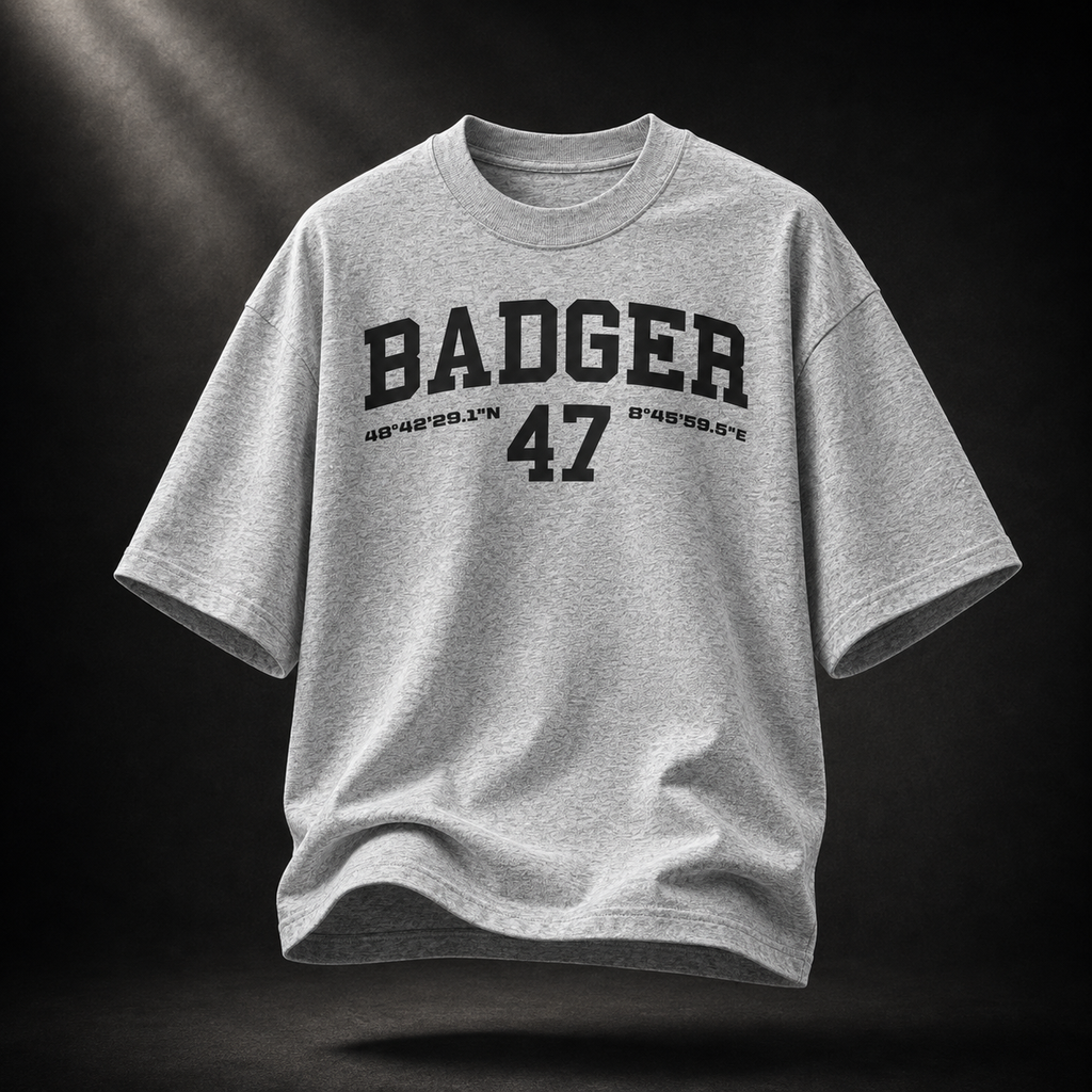Grau meliertes Badger 47 Varsity Oversized T-Shirt mit schwarzem College-Print und natürlichem Faltenwurf
