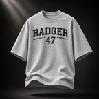 Grau meliertes Badger 47 Varsity Oversized T-Shirt mit schwarzem College-Print und natürlichem Faltenwurf

