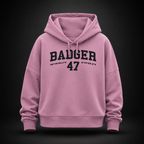 Damen Bio-Hoodie in Bubble Pink mit schwarzem BADGER 47 Varsity-Print auf der Vorderseite