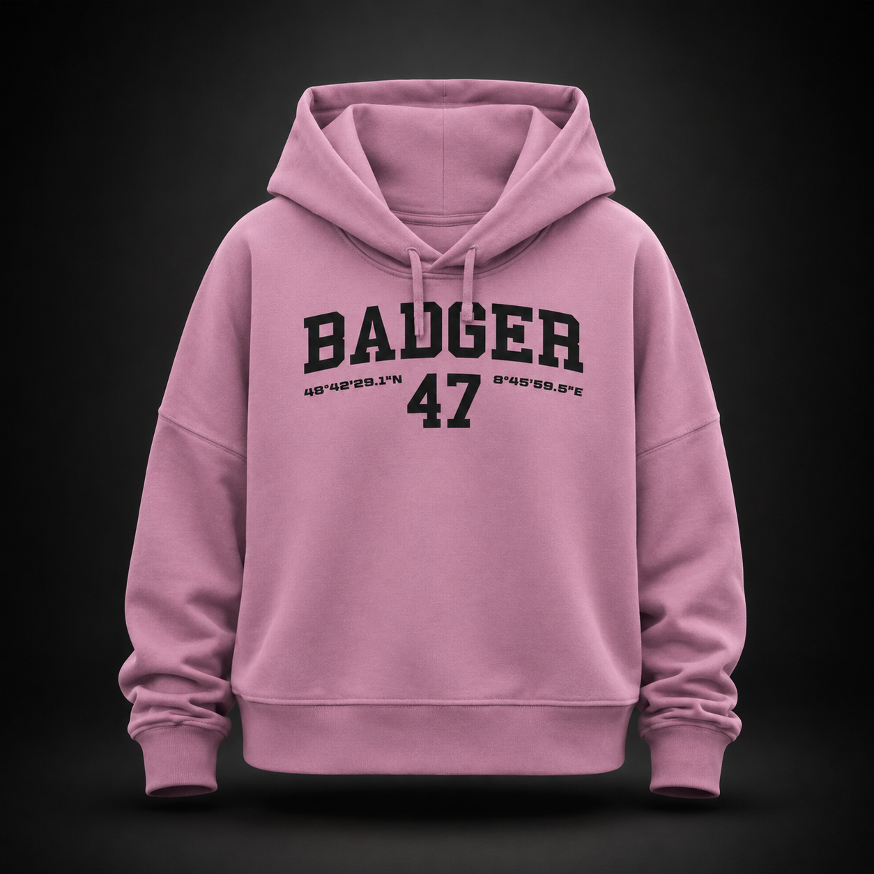 Damen Bio-Hoodie in Bubble Pink mit schwarzem BADGER 47 Varsity-Print auf der Vorderseite
