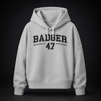 Hellgrauer Damen Bio-Hoodie in Cool Heather Grey mit schwarzem BADGER 47 Varsity-Print auf der Vorderseite