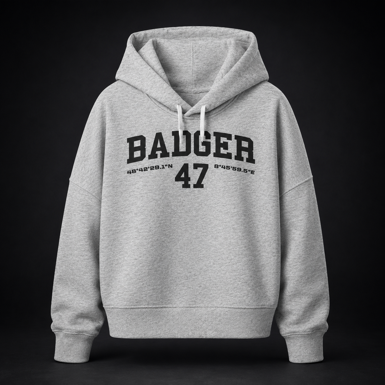 Hellgrauer Damen Bio-Hoodie in Cool Heather Grey mit schwarzem BADGER 47 Varsity-Print auf der Vorderseite