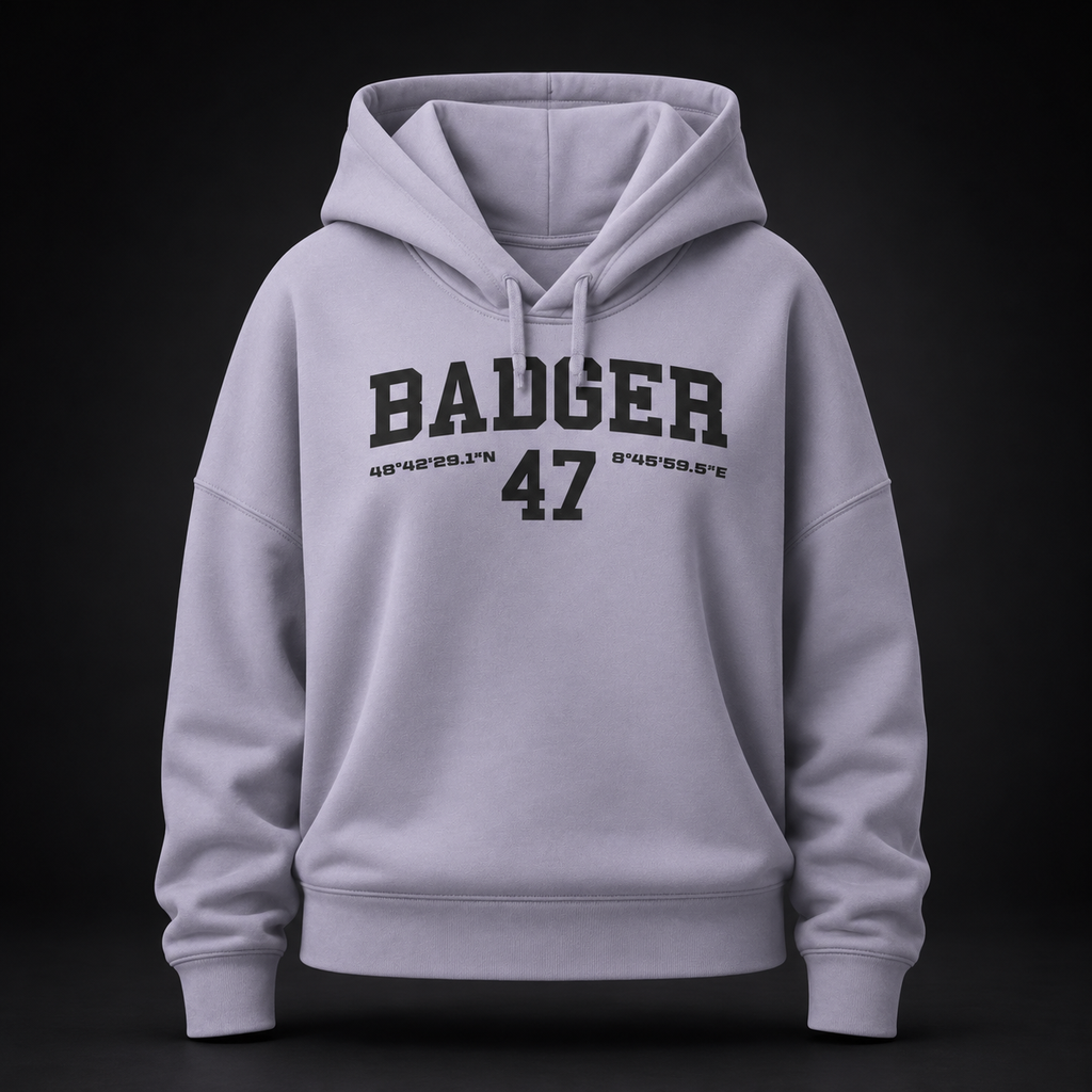 Lavendelfarbener Damen Bio-Hoodie mit schwarzem BADGER 47 Varsity-Print auf der Vorderseite