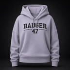 Lavendelfarbener Damen Bio-Hoodie mit schwarzem BADGER 47 Varsity-Print auf der Vorderseite