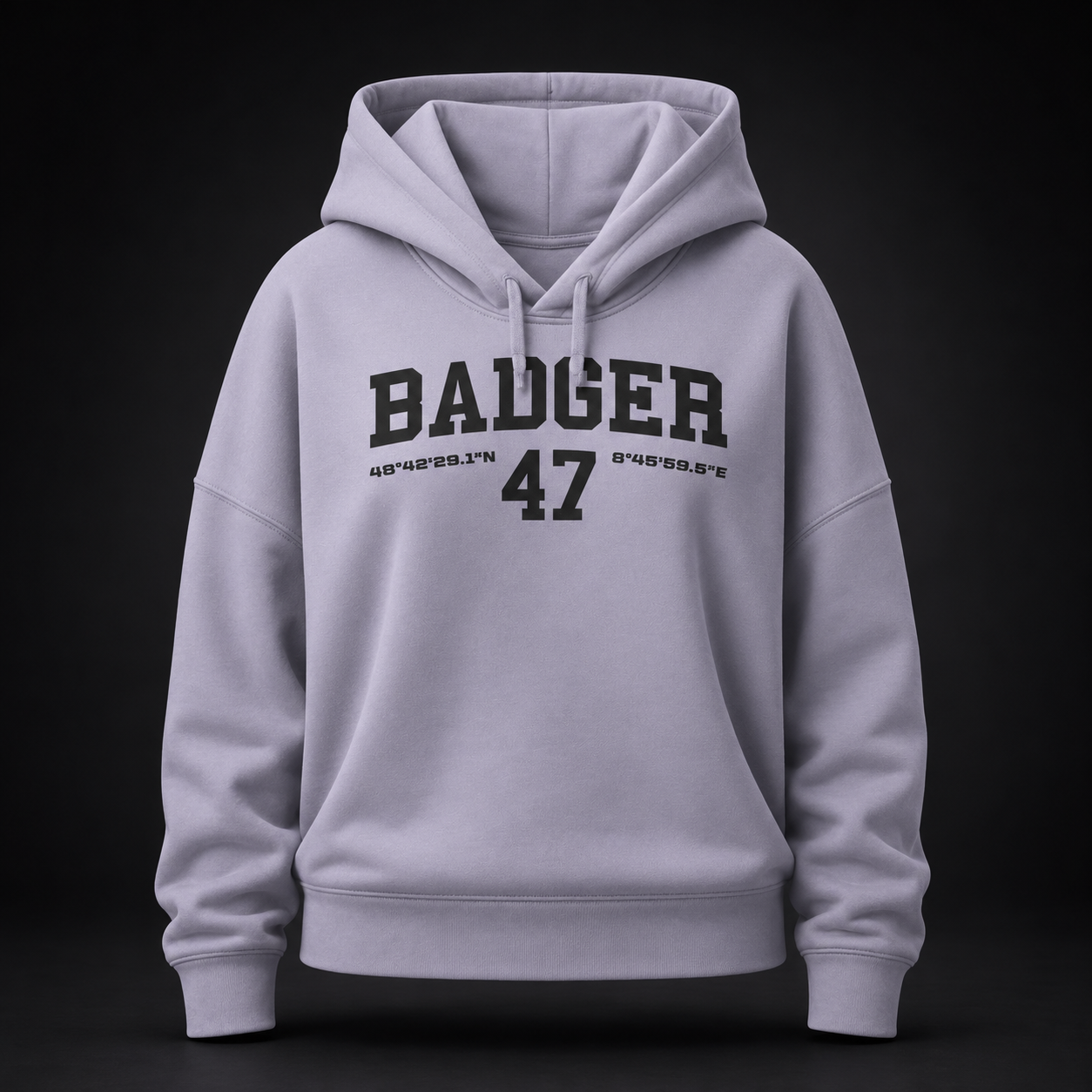 Lavendelfarbener Damen Bio-Hoodie mit schwarzem BADGER 47 Varsity-Print auf der Vorderseite