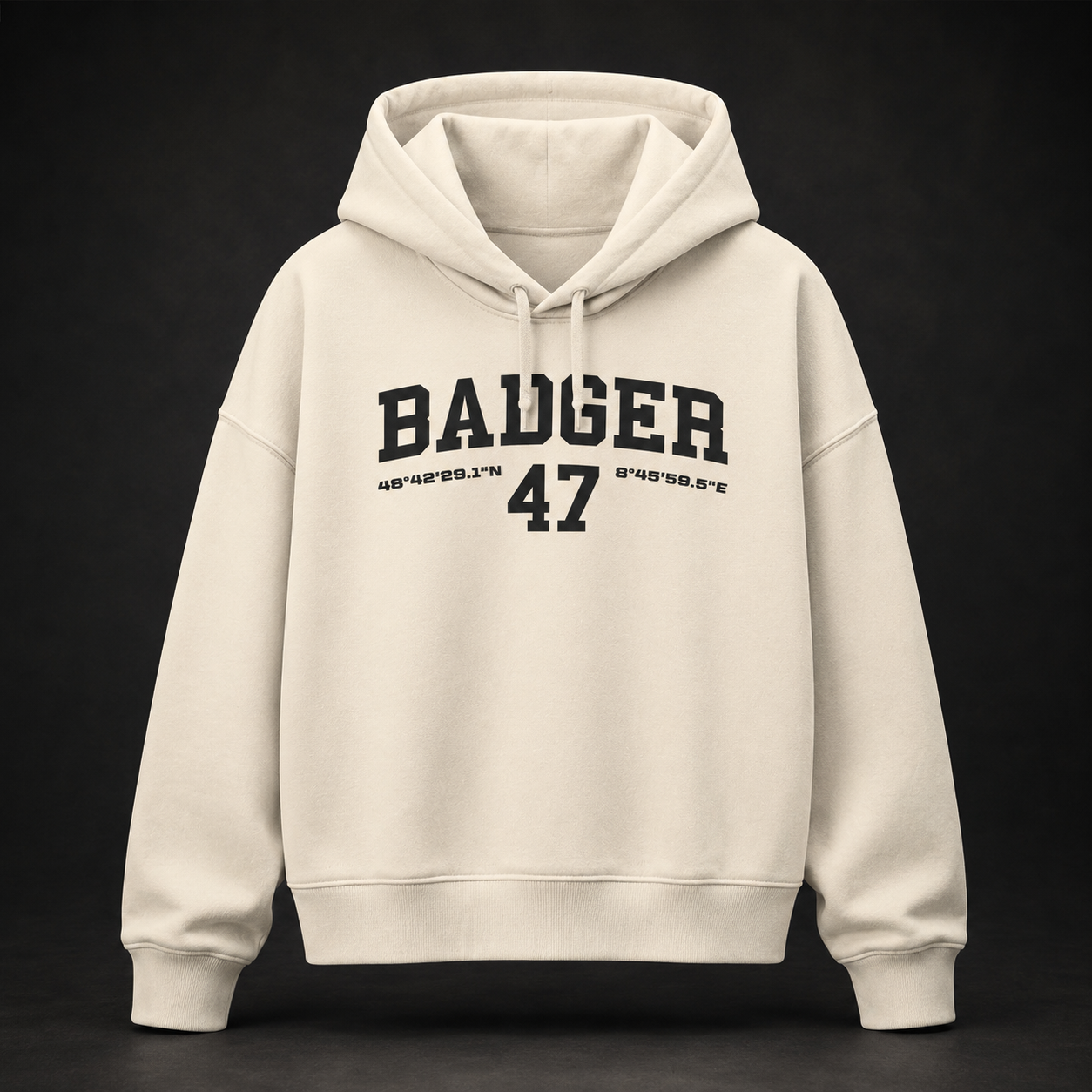 Damen Bio-Hoodie in Natural Raw mit schwarzem BADGER 47 Varsity-Print auf der Vorderseite
