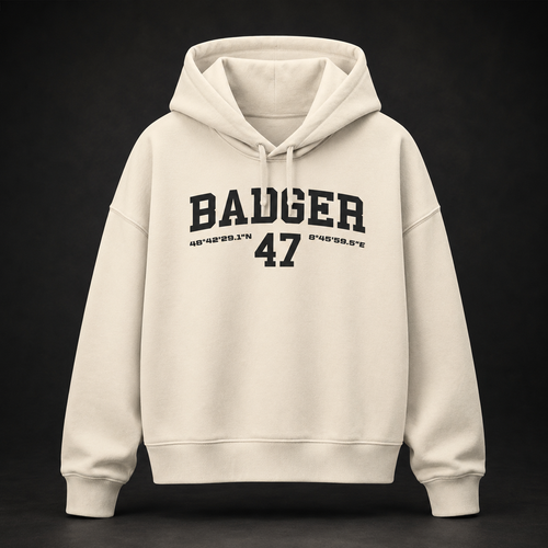 Damen Bio-Hoodie in Natural Raw mit schwarzem BADGER 47 Varsity-Print auf der Vorderseite