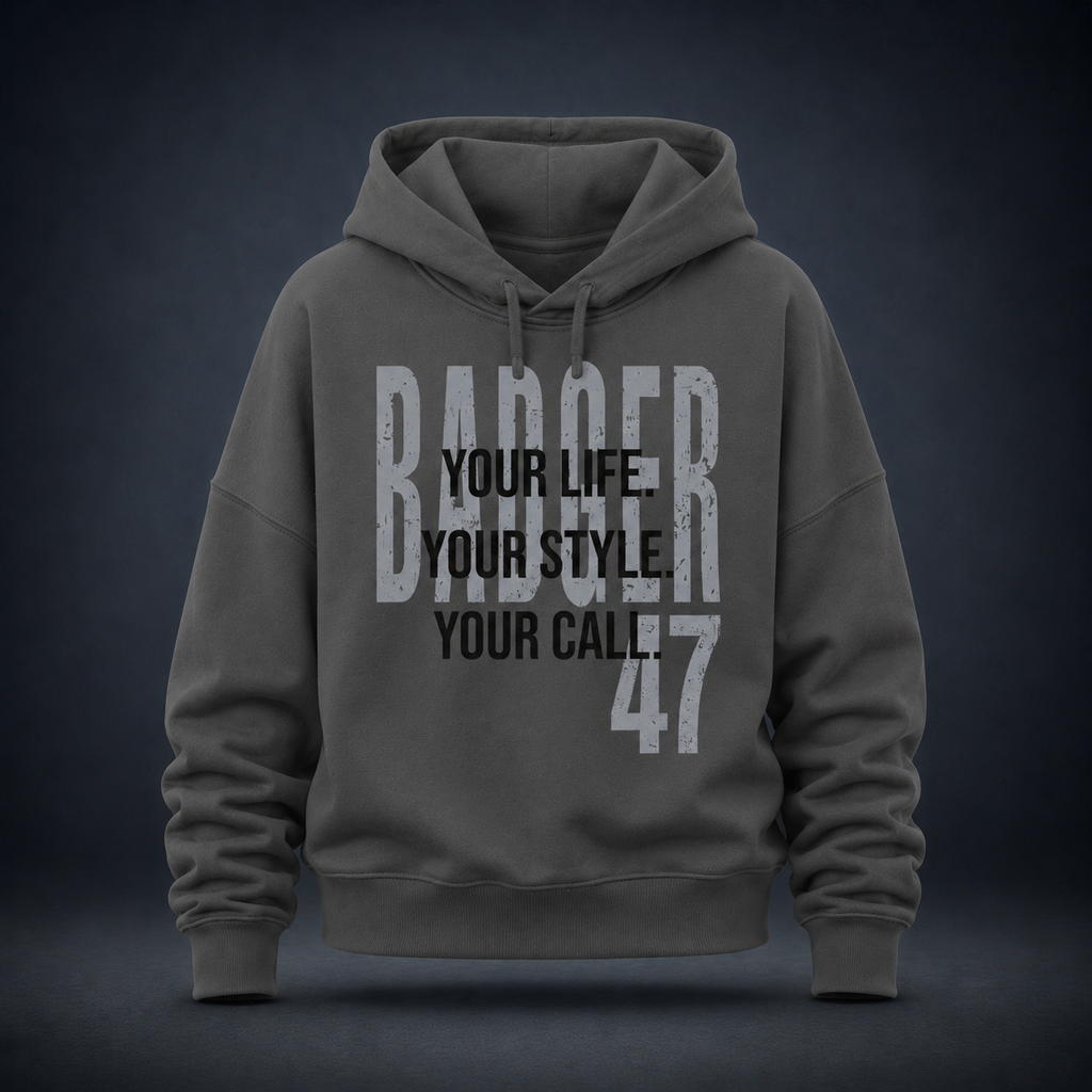 Anthrazitfarbener Damen Bio-Hoodie mit BADGER 47 Print und dem Schriftzug „Your Life. Your Style. Your Call.“ auf der Vorderseite