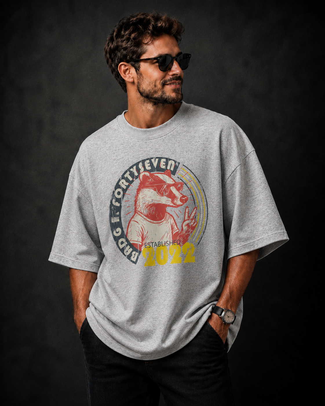 Graues Oversized Herren T-Shirt mit Badger Forty-Seven Vintage Print, Dachs mit Sonnenbrille und 2022 Schriftzug