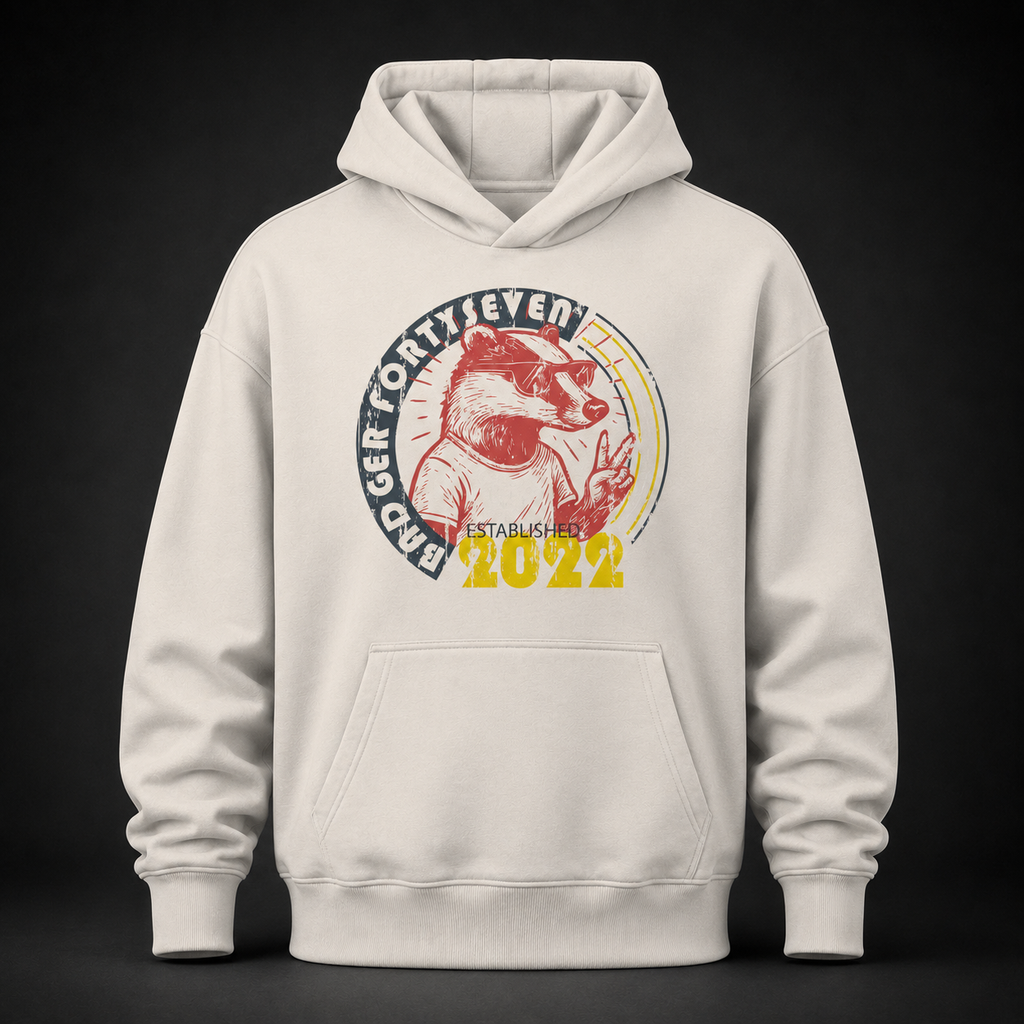 Cremefarbener Oversized Hoodie in White Sand mit Badger Forty Seven Vintage-Grafik auf der Vorderseite