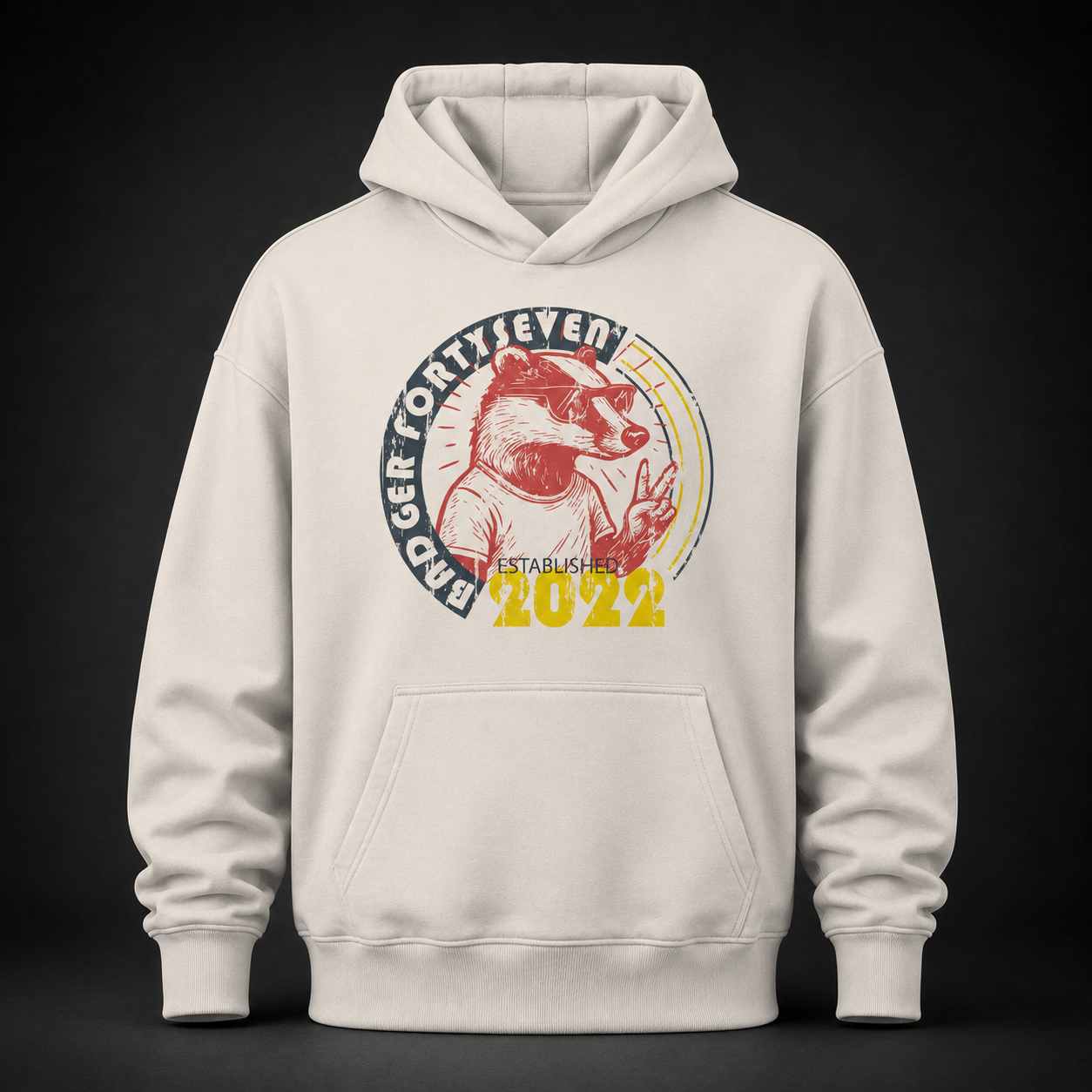 Cremefarbener Oversized Hoodie in White Sand mit Badger Forty Seven Vintage-Grafik auf der Vorderseite