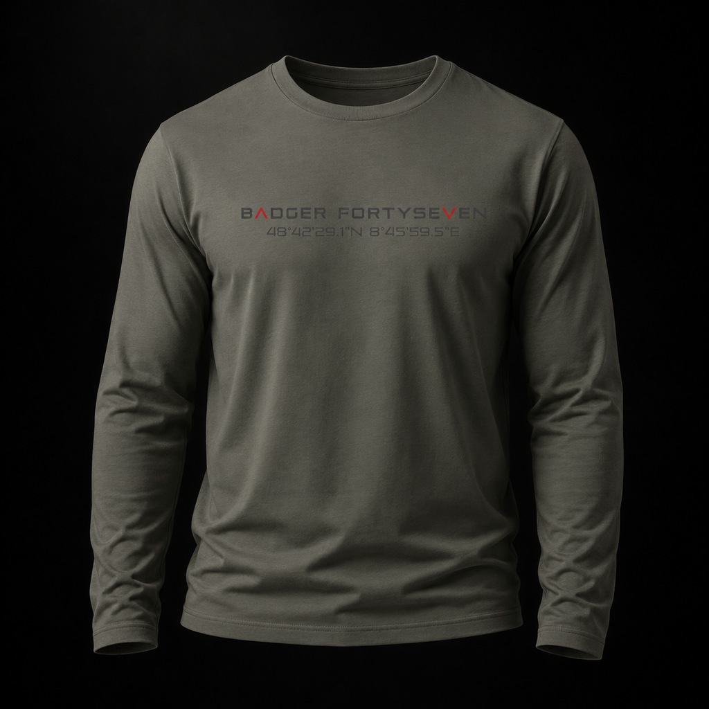 Khakifarbenes Badger FortySeven Organic Longsleeve im Ghost-Mockup mit schwarzem Hintergrund, natürlicher Faltenbildung und Koordinaten-Print auf der Brust.
