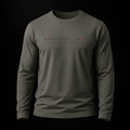 Khakifarbenes Badger FortySeven Organic Longsleeve im Ghost-Mockup mit schwarzem Hintergrund, natürlicher Faltenbildung und Koordinaten-Print auf der Brust.
