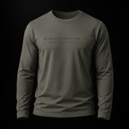 Khakifarbenes Badger FortySeven Organic Longsleeve im Ghost-Mockup mit schwarzem Hintergrund, natürlicher Faltenbildung und Koordinaten-Print auf der Brust.
