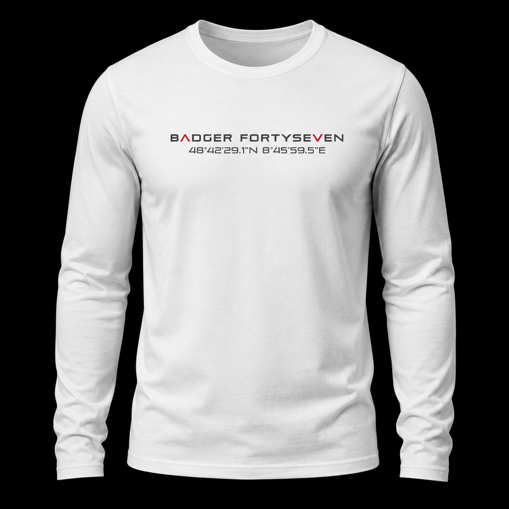 Weißes Badger FortySeven Organic Longsleeve im Ghost-Mockup mit schwarzem Hintergrund, natürlicher Faltenbildung und Koordinaten-Print auf der Brust.