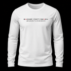 Weißes Badger FortySeven Organic Longsleeve im Ghost-Mockup mit schwarzem Hintergrund, natürlicher Faltenbildung und Koordinaten-Print auf der Brust.