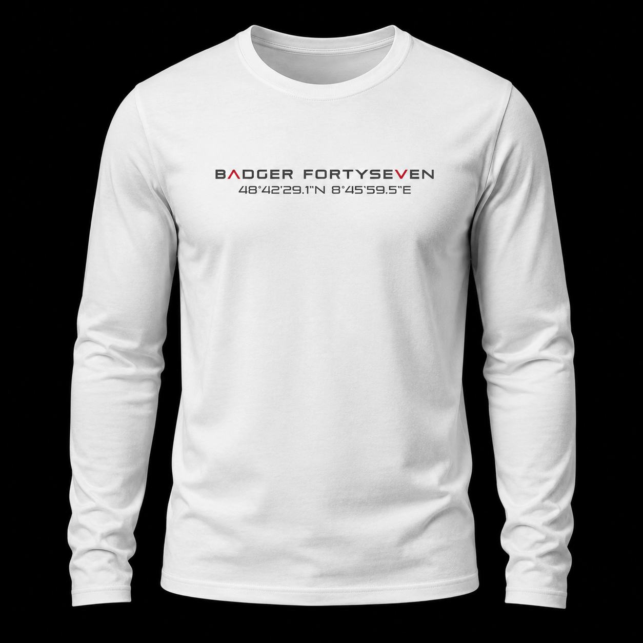 Weißes Badger FortySeven Organic Longsleeve im Ghost-Mockup mit schwarzem Hintergrund, natürlicher Faltenbildung und Koordinaten-Print auf der Brust.