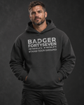 Athletisches Herrenmodel im anthrazitfarbenen BADGER FORTYSEVEN Hoodie mit Statement-Print vor dunklem Studiohintergrund.